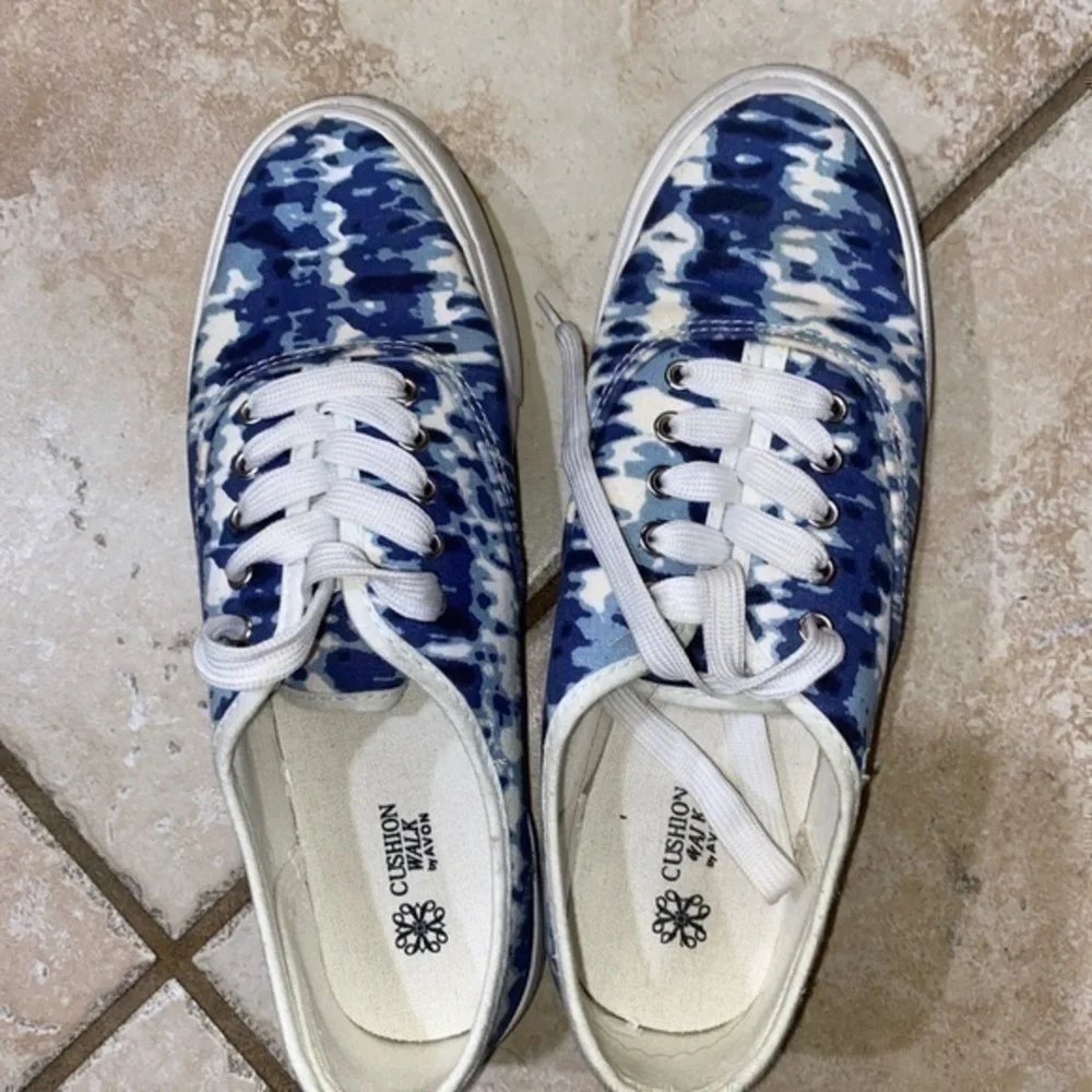 WOMENS 8 AVON BLUE/WHITE TIE DYE SNEAKERS❗️